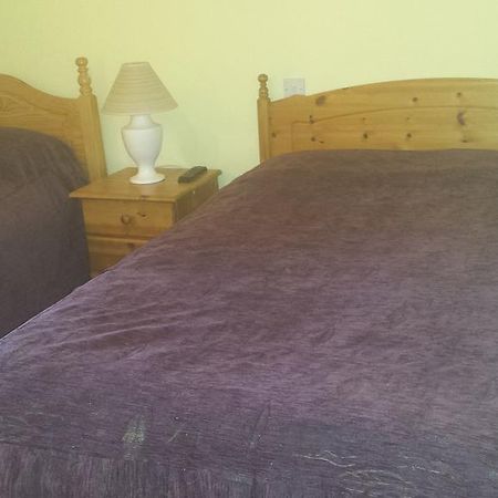 סיטי ווסט Goldendawn Guest House חדר תמונה